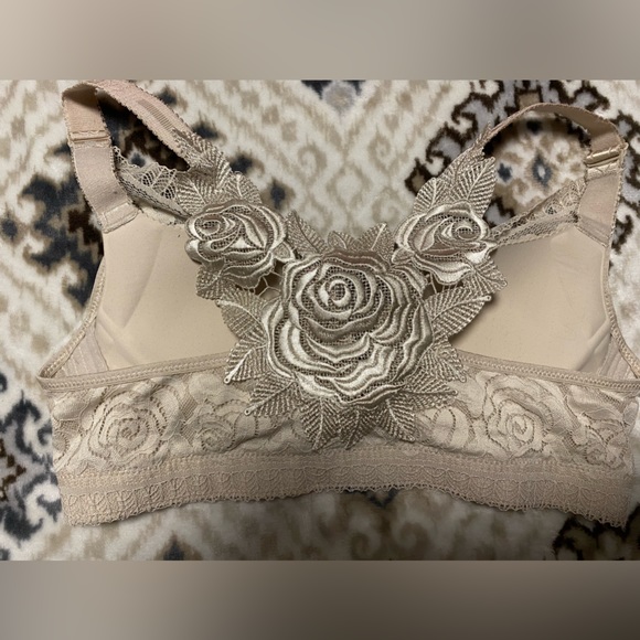 New Size 36 designer bra with decorative clasp on front & rose design on back. - Picture 2 of 3